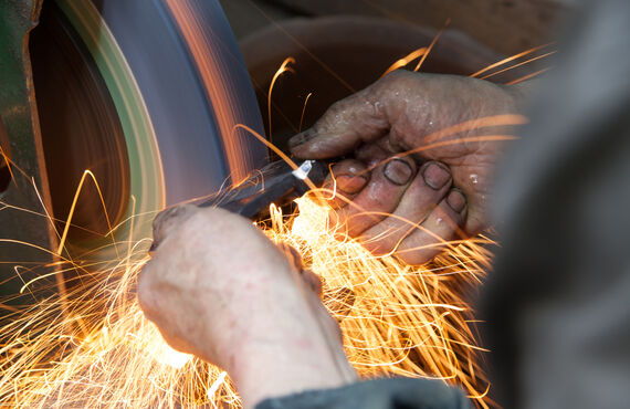 ベテランの鍛冶職人がご依頼をお待ちしております | 北九州市で安心安全な足場工事なら株式会社竜翔グループ